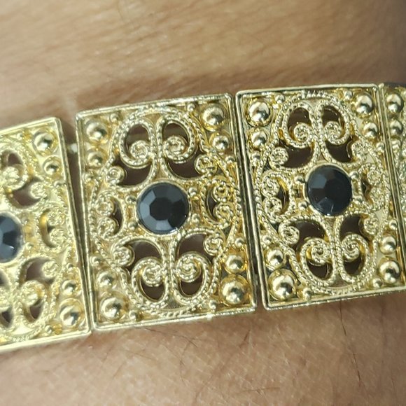 VINTAGE FAUX BLACK STAR SAPPHIRE GOLD STRETCH BRACELET - Picture 7 of 7